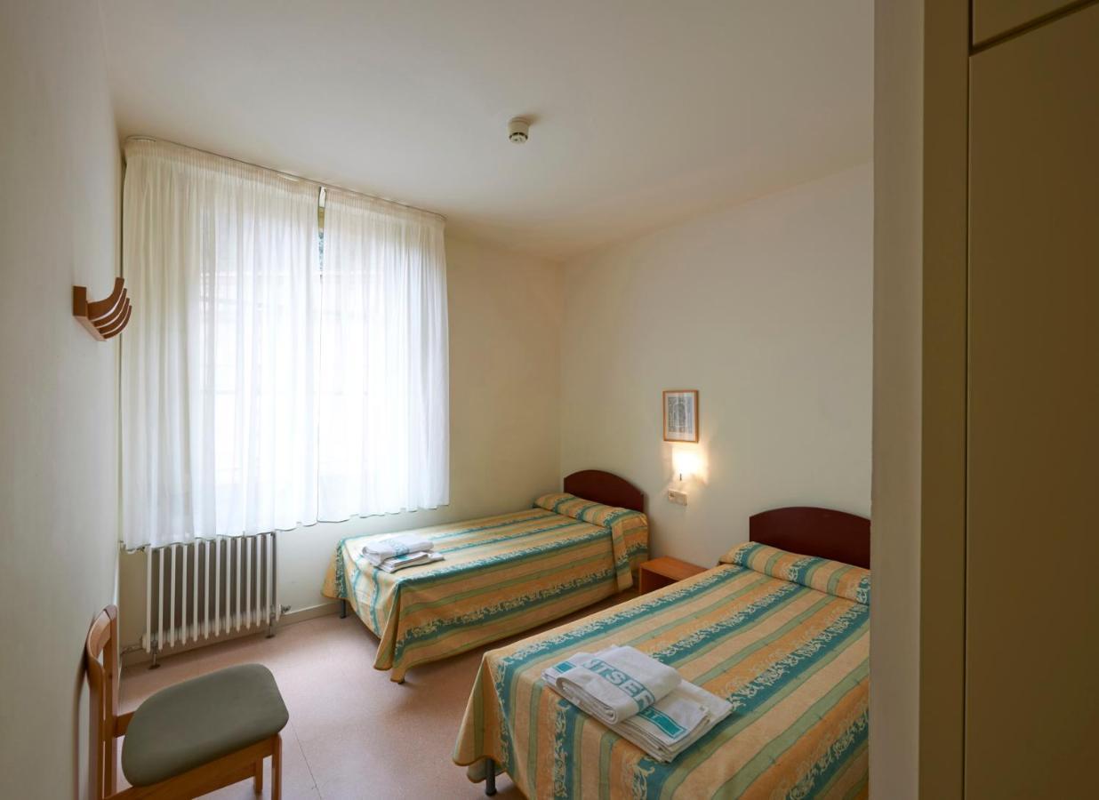 Apartamentos Montserrat Abat Marcet Εξωτερικό φωτογραφία