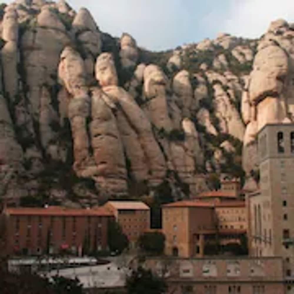 Apartamentos Montserrat Abat Marcet Εξωτερικό φωτογραφία