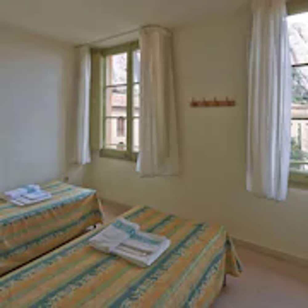 Apartamentos Montserrat Abat Marcet Εξωτερικό φωτογραφία