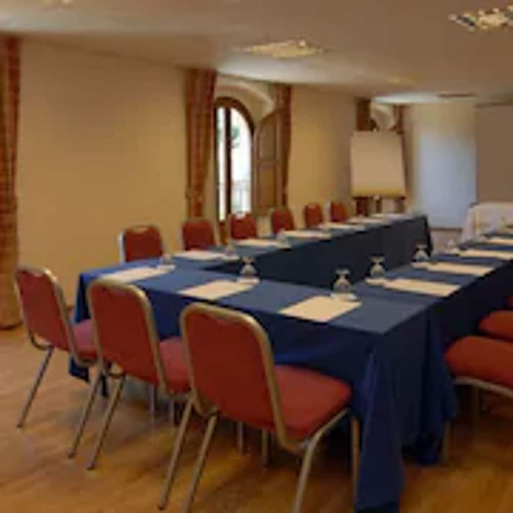 Apartamentos Montserrat Abat Marcet Εξωτερικό φωτογραφία